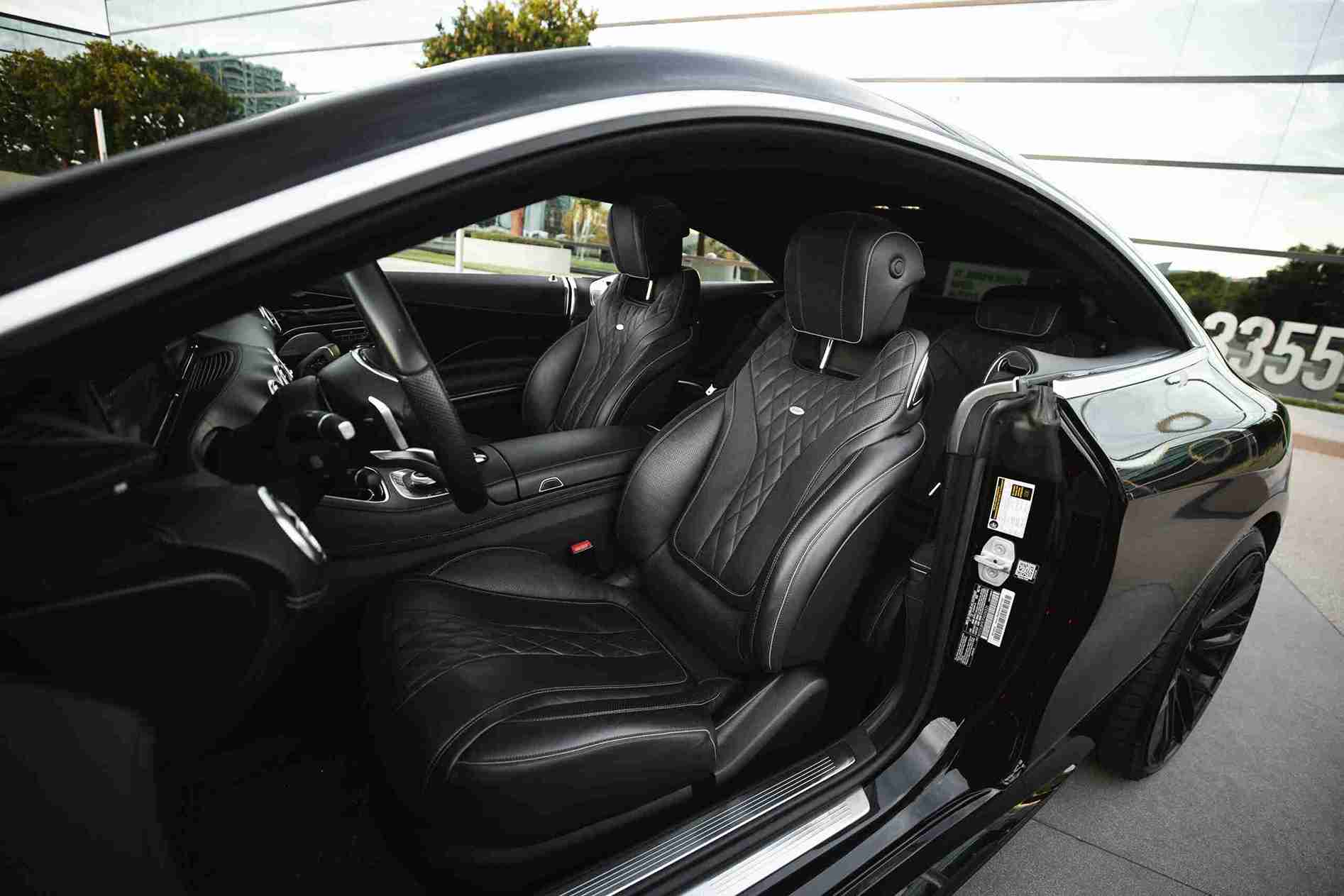 Vehículos Coches Interior de un coche de lujo_15 G2 Auto vehículos ocasión - Asientos de cuero negro y detalles interiores de un coche de lujo con diseño moderno y elegante.