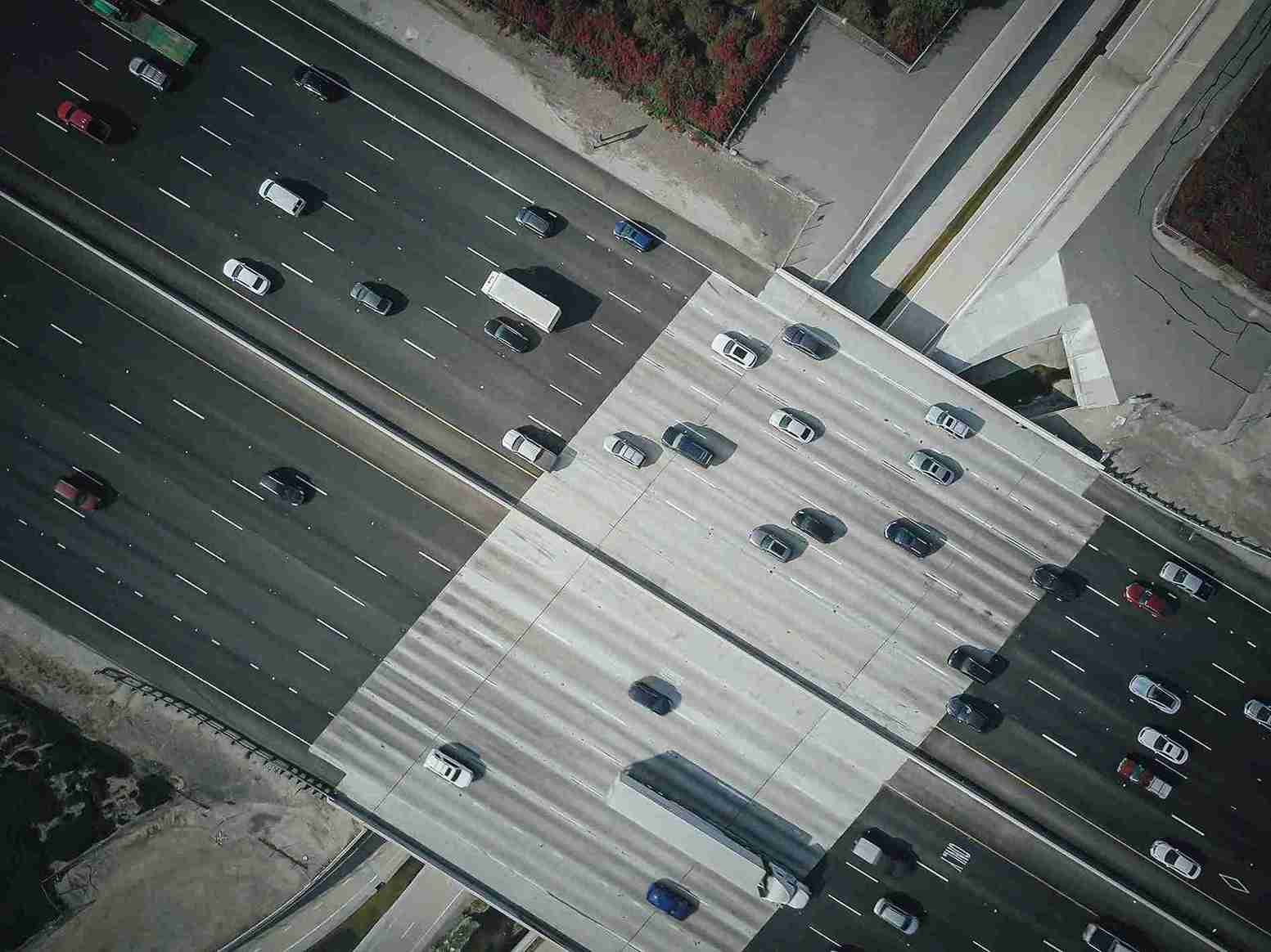 Vehículos Coches Tráfico en carretera de múltiples carriles_5 G2 Auto vehículos ocasión - Vista aérea de una autopista con varios carriles y tráfico en movimiento, mostrando coches y camiones.